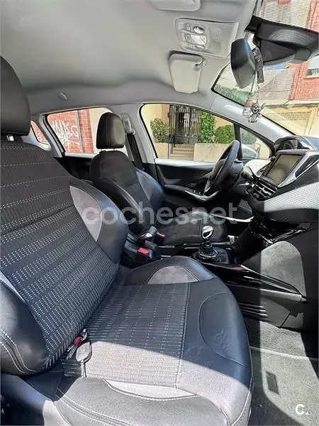 Usado Peugeot 2008 Allure 120 CV (88 kW) 2018 Gris / plata SUV