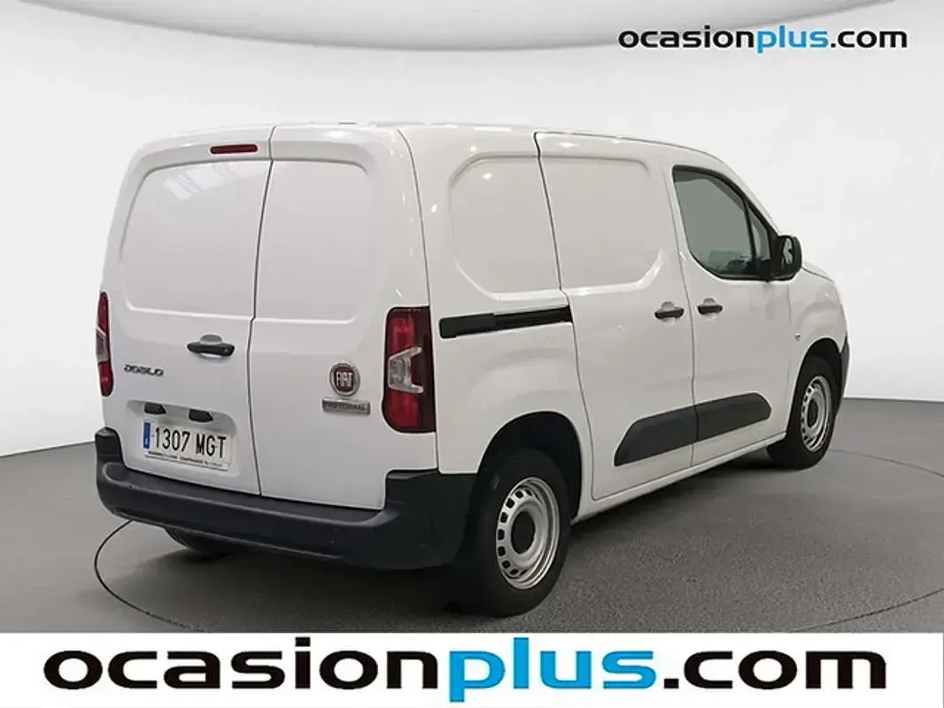 Usado Fiat Doblò 102 CV (75 kW) 2023 Blanco Monovolumen
