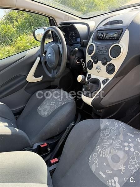 Usado Ford Ka 69 CV (50 kW) 2015 Blanco Berlina