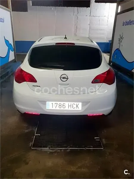 Usado Opel Astra Enjoy 115 CV (84 kW) 2011 Blanco Berlina