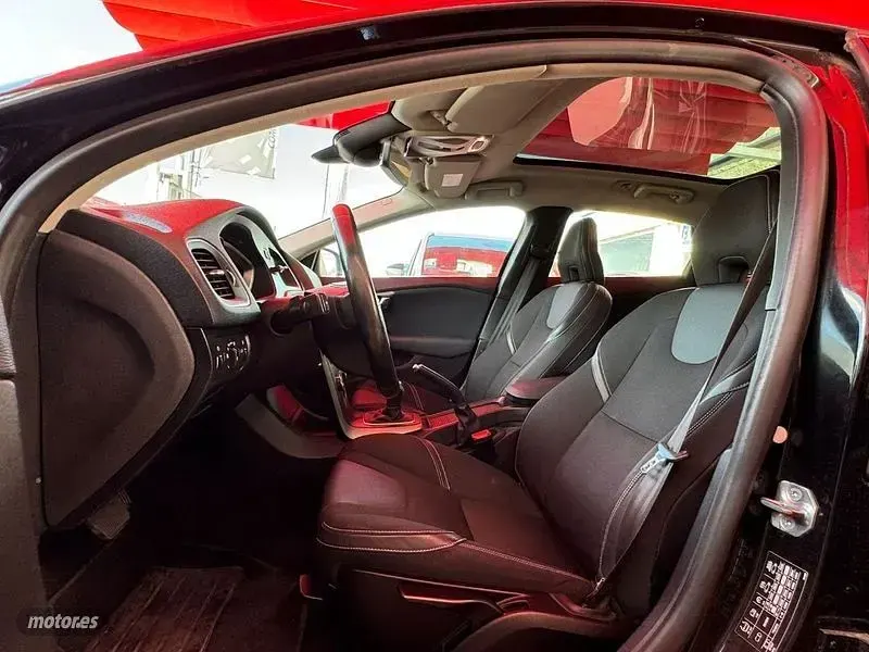 Usado Volvo V40 Momentum 115 CV (84 kW) 2015 Negro Berlina