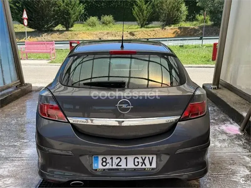 Usado Opel Astra GTC Sport 140 CV (102 kW) 2010 Gris / plata Berlina