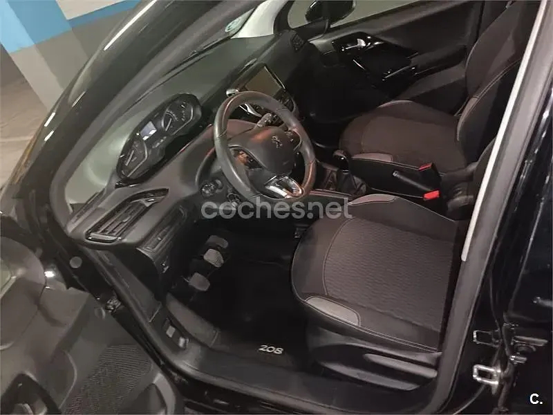 Usado Peugeot 208 Active 82 CV (60 kW) 2015 Negro Utilitario