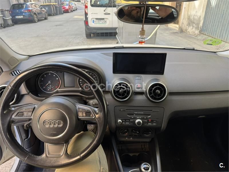 Blanco Usado 2011 Audi A1 Attraction Utilitario | 6700 € (Caro) - Imagen 1/4