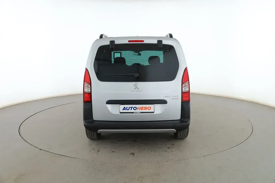 Usado Peugeot TePee 100 CV (73 kW) 2018 Gris Monovolumen