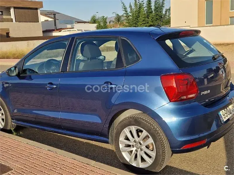 Usado VW Polo 90 CV (66 kW) 2016 Azul Berlina