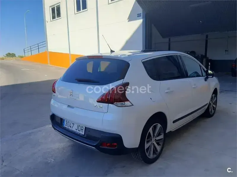 Usado Peugeot 3008 Allure 120 CV (88 kW) 2015 Blanco Familiar