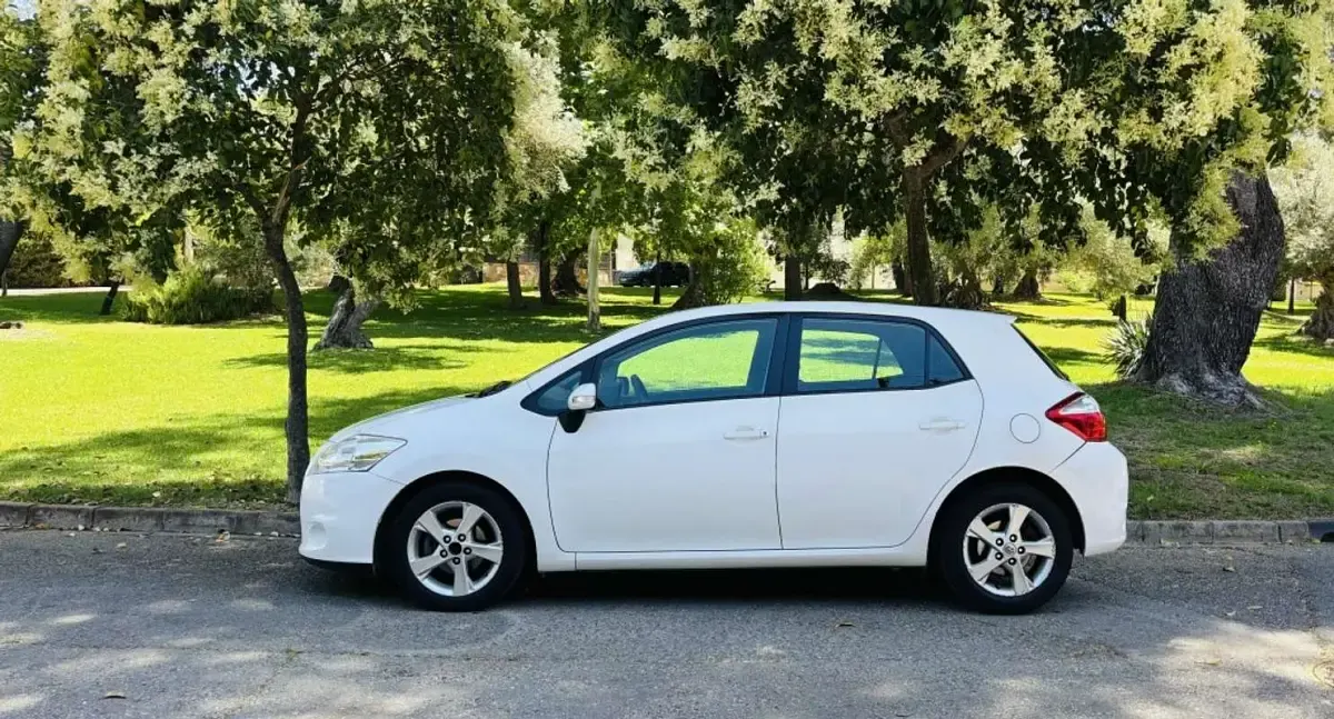Usado Toyota Auris Active 90 CV (66 kW) 2010 Blanco Utilitario