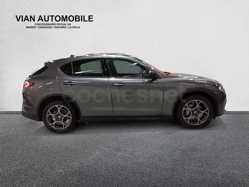 Usado Alfa Romeo Stelvio Sprint 160 CV (117 kW) 2023 Gris / plata SUV