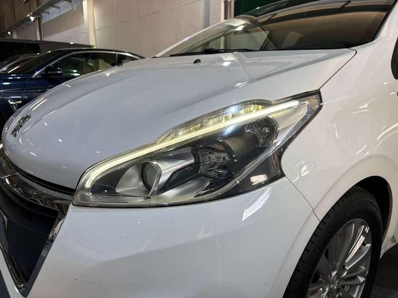 Usado Peugeot 208 Allure 110 CV (80 kW) 2018 Blanco Utilitario