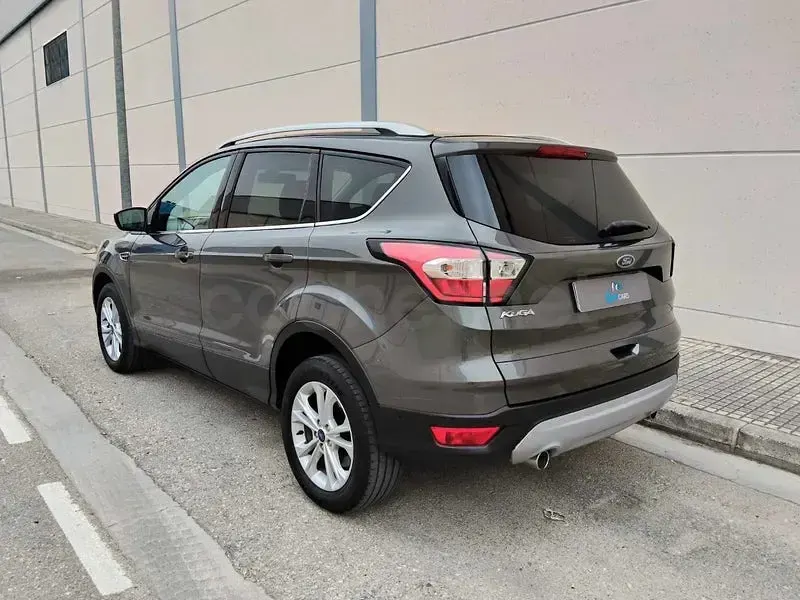 Usado Ford Kuga Titanium 150 CV (110 kW) 2018 Gris / plata SUV