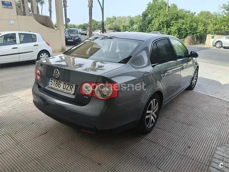 Usado VW Jetta Advance 105 CV (77 kW) 2006 Azul Berlina