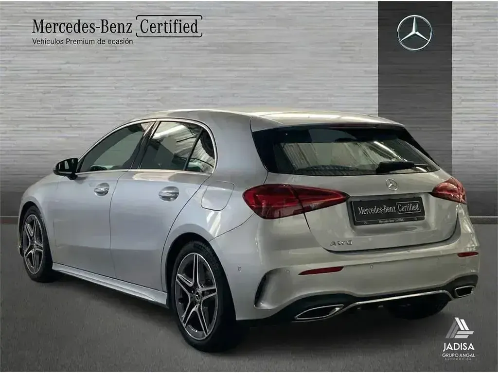 Usado Mercedes A180 AMG line 136 CV (100 kW) 2025 Gris Berlina