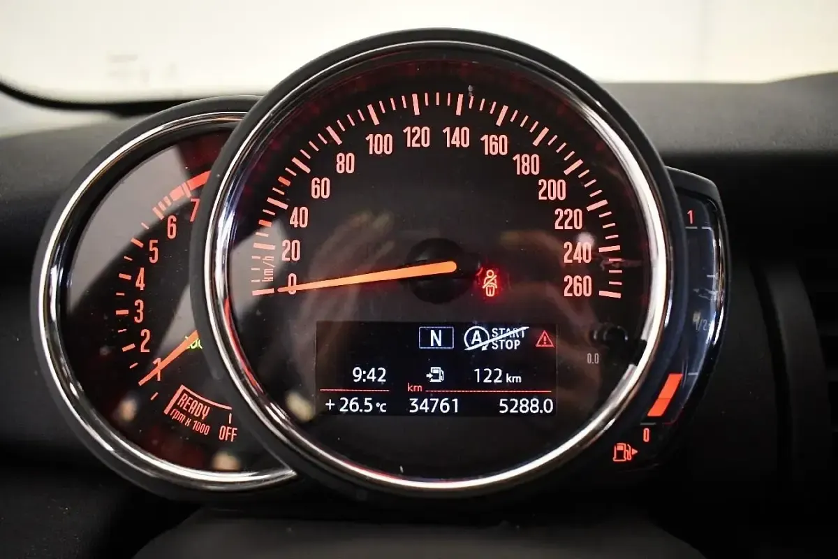 Usado Mini ONE 102 CV (75 kW) 2020 Negro Utilitario