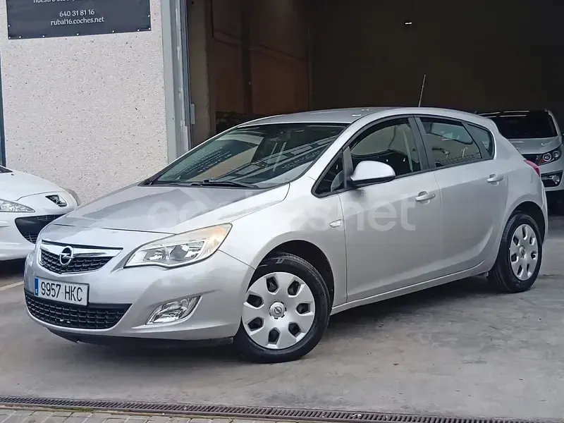 Usado Opel Astra Enjoy 115 CV (84 kW) 2011 Gris / plata Berlina