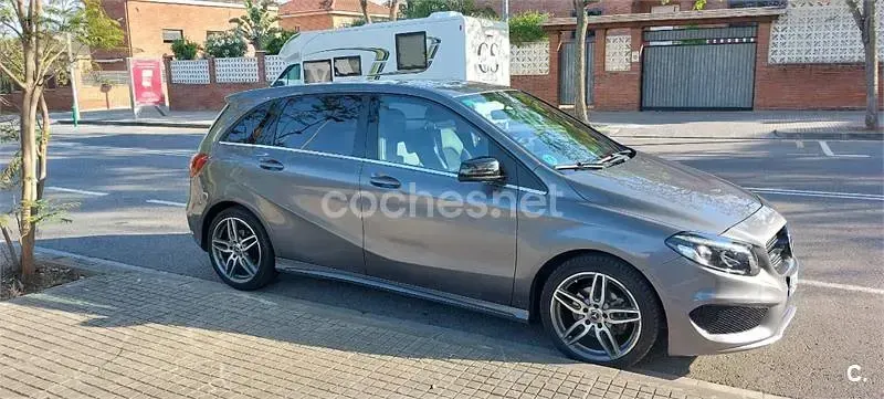Usado Mercedes B200 AMG line 136 CV (100 kW) 2017 Gris / plata Monovolumen