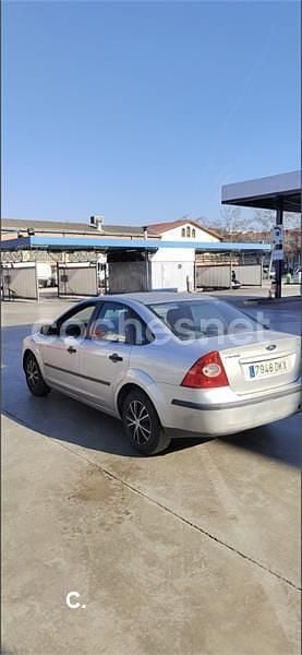 Usado Ford Focus Trend 100 CV (73 kW) 2005 Gris / plata Berlina