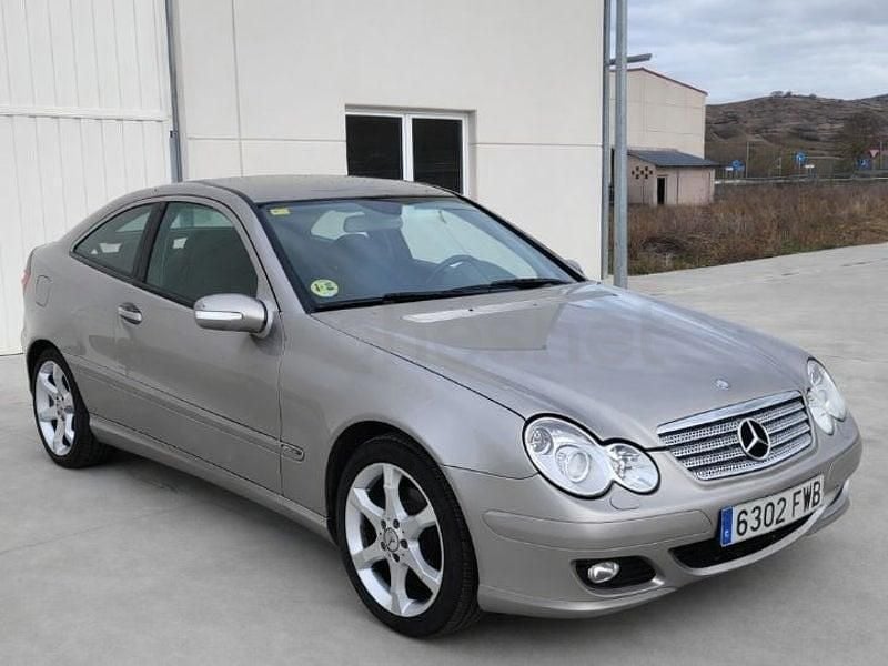 Usado Mercedes C220 Sport Edition 150 CV (110 kW) 2007 Beige Berlina