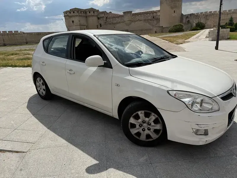 Usado Hyundai i30 Comfort 109 CV (80 kW) 2009 Blanco Berlina