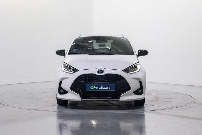 Usado Toyota Yaris Hybrid Style 75 CV (55 kW) 2022 Blanco