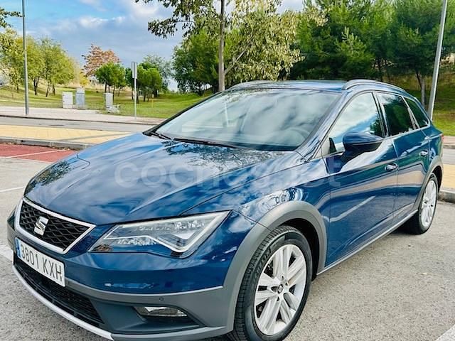 Usado Seat Leon 4Drive 150 CV (110 kW) 2019 Azul Familiar