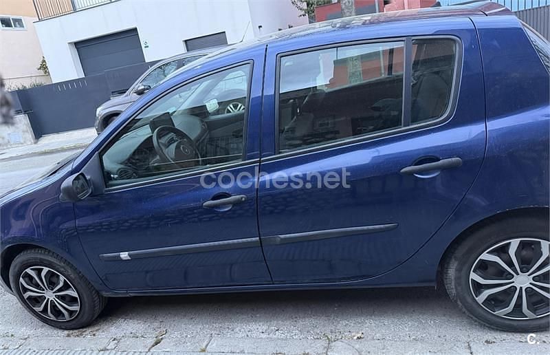 Usado Renault Clio II Expression 75 CV (55 kW) 2006 Azul Berlina