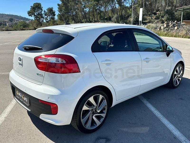 Usado Kia Rio 84 CV (61 kW) 2017 Blanco Berlina