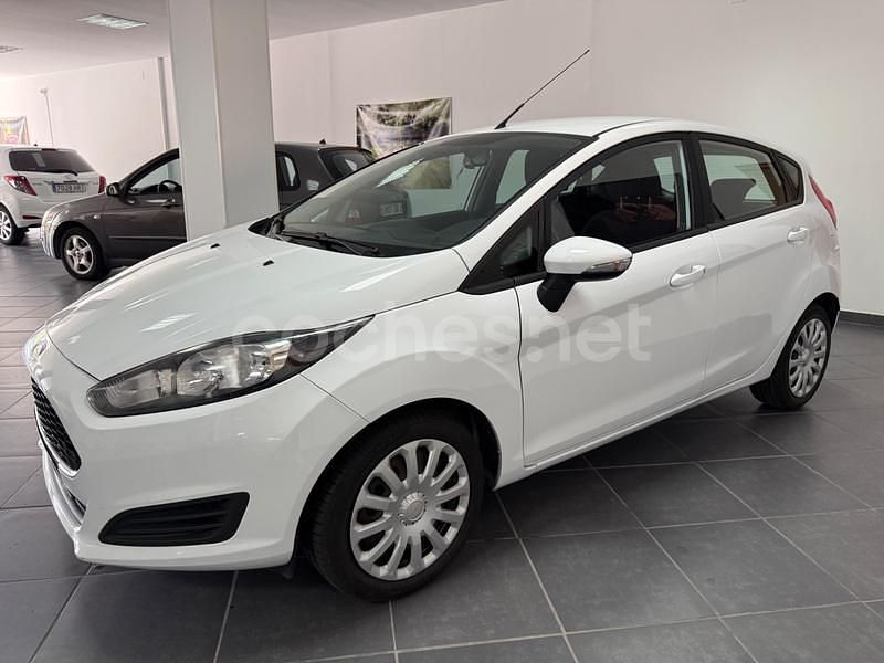 Blanco Usado 2016 Ford Fiesta Trend Utilitario | 7600 € (Precio justo) - Imagen 1/4