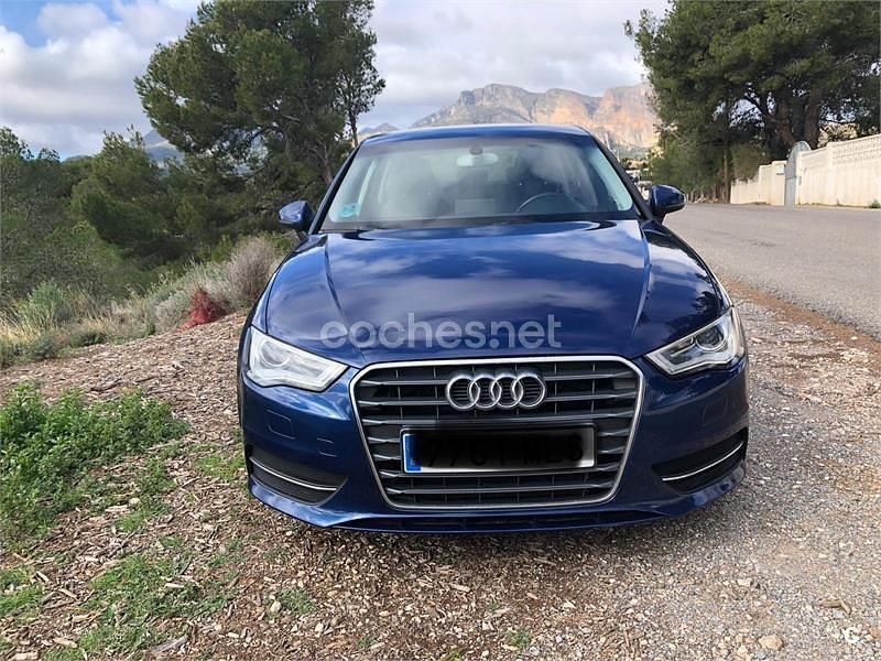 Usado Audi A3 Attraction 110 CV (80 kW) 2014 Azul Berlina