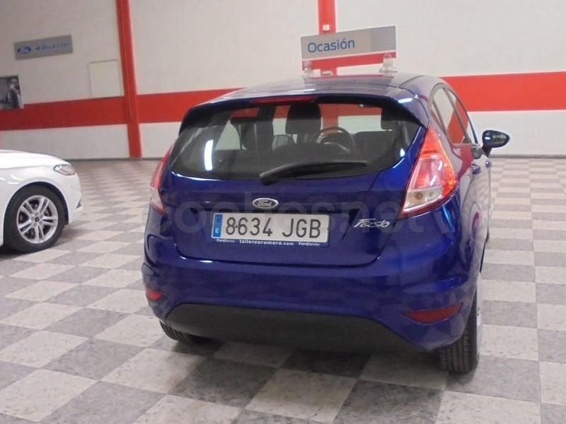 Usado Ford Fiesta Trend 82 CV (60 kW) 2015 Azul Berlina