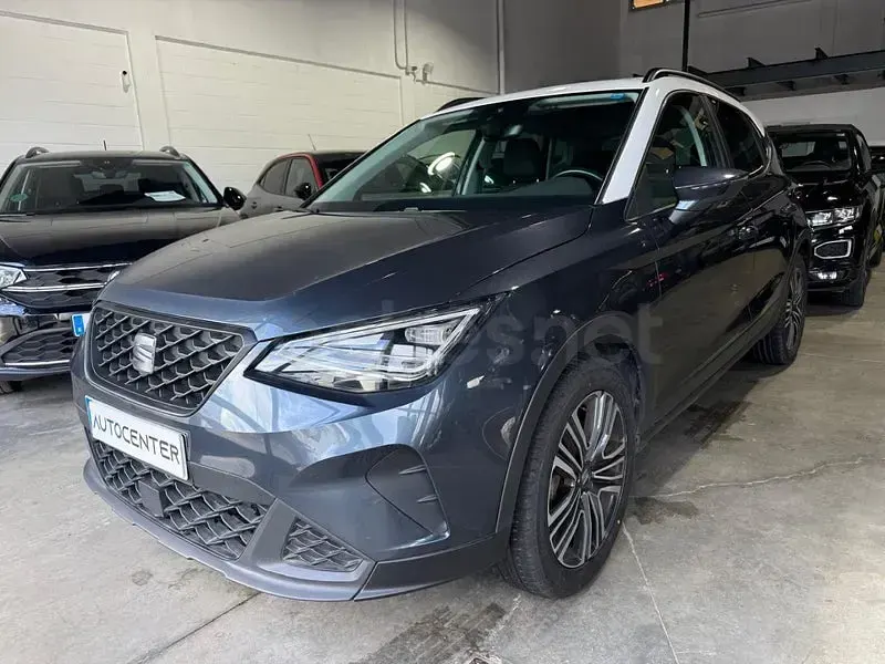 Usado Seat Arona Style 110 CV (80 kW) 2023 Gris / plata SUV