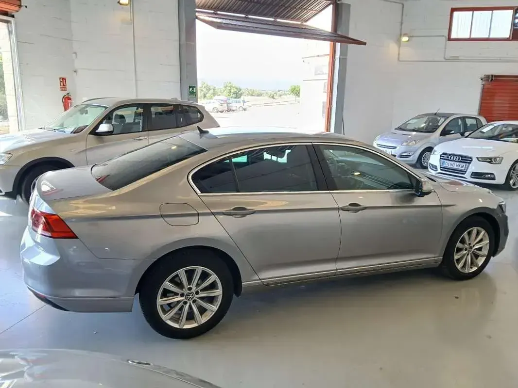 Usado VW Passat Executive 150 CV (110 kW) 2022 Plateado Familiar