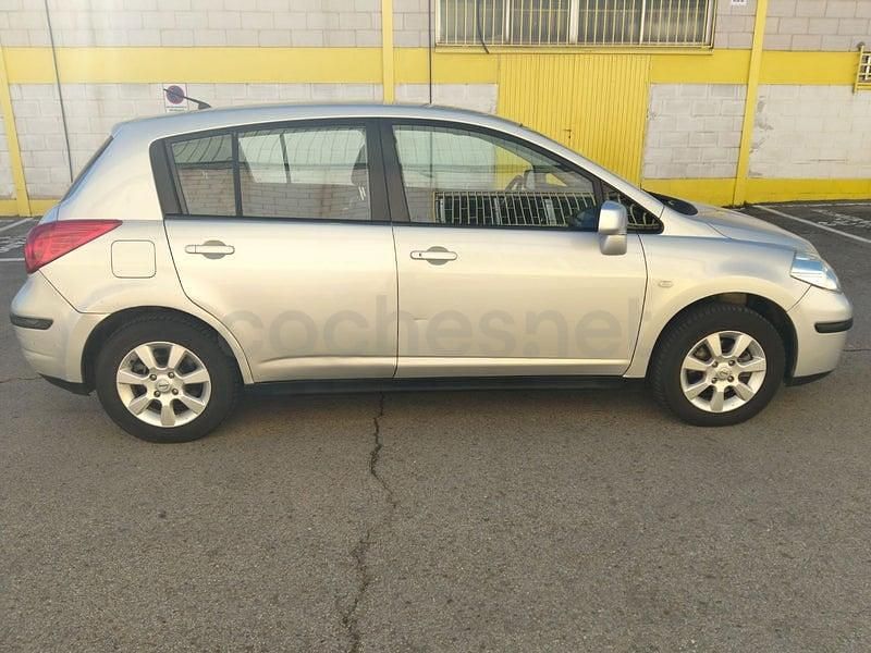 Usado Nissan Tiida Tekna 105 CV (77 kW) 2009 Gris / plata Berlina