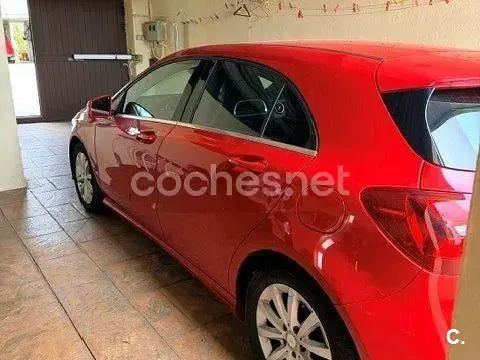Usado Mercedes GLA180 122 CV (89 kW) 2017 Rojo SUV