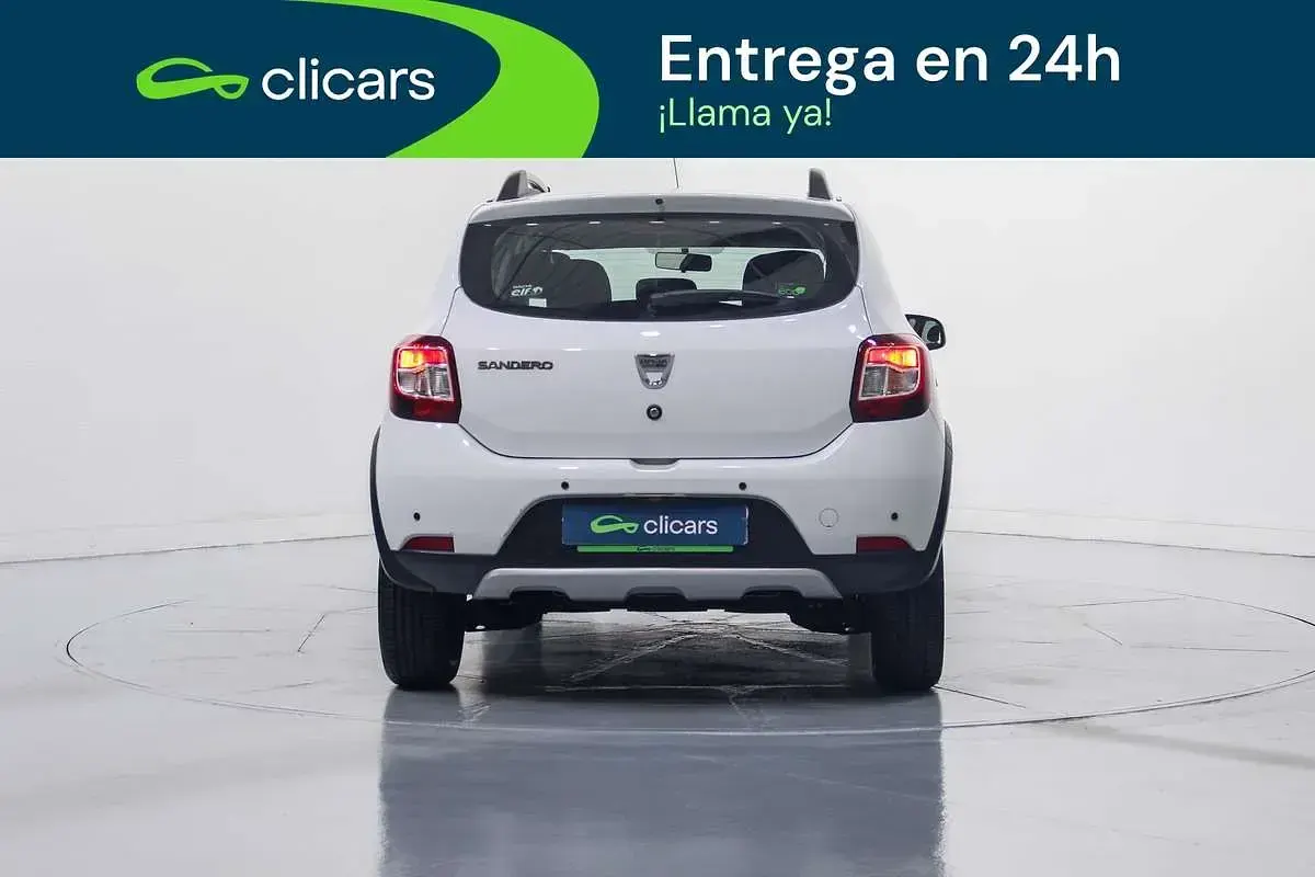 Usado Dacia Sandero Stepway 90 CV (66 kW) 2015 Blanco Utilitario
