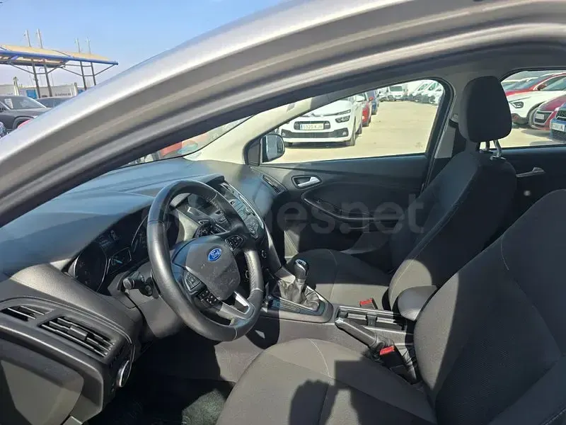Usado Ford Focus Trend 125 CV (91 kW) 2015 Gris / plata Berlina