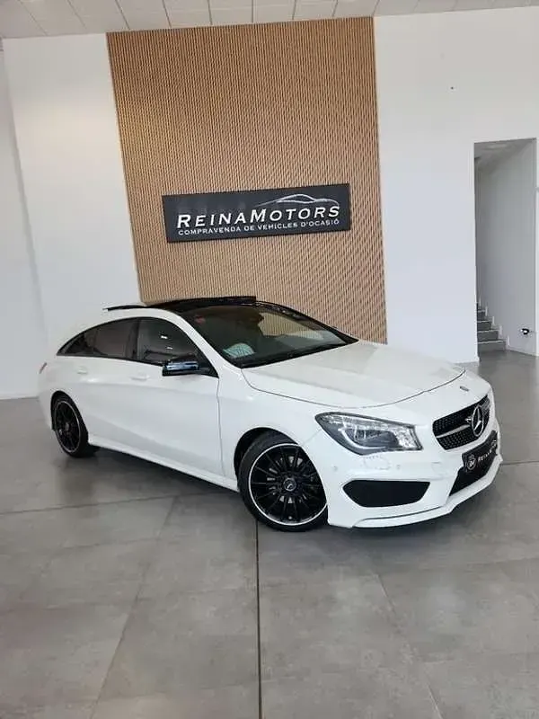 Usado Mercedes CLA200 Shooting Brake AMG line 156 CV (114 kW) 2015 Blanco Familiar