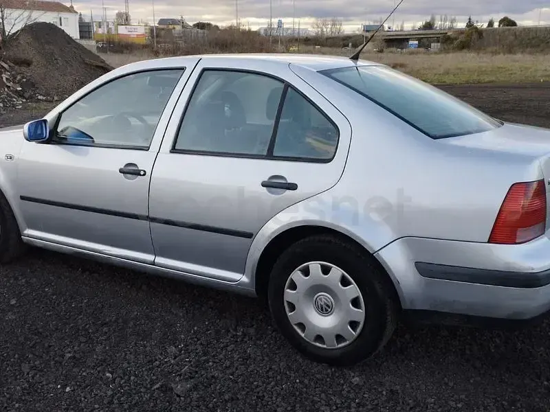 Usado VW Bora Conceptline 100 CV (73 kW) 2003 Gris / plata Berlina