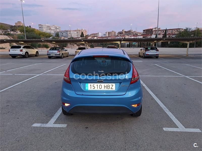 Usado Ford Fiesta Trend 82 CV (60 kW) 2011 Azul Berlina