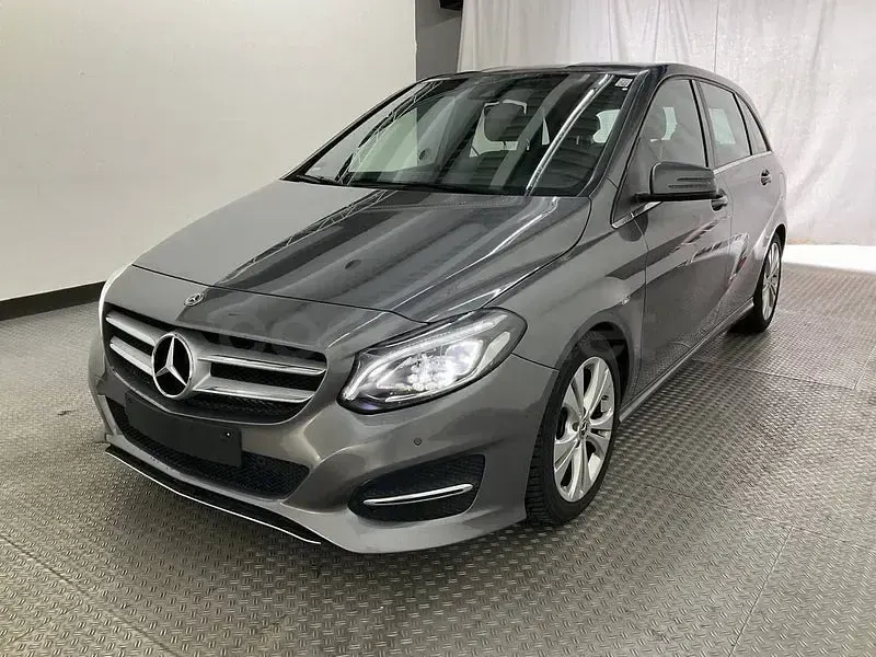 Usado Mercedes B180 122 CV (89 kW) 2017 Gris / plata Utilitario