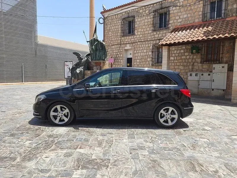 Usado Mercedes B200 136 CV (100 kW) 2014 Negro Utilitario