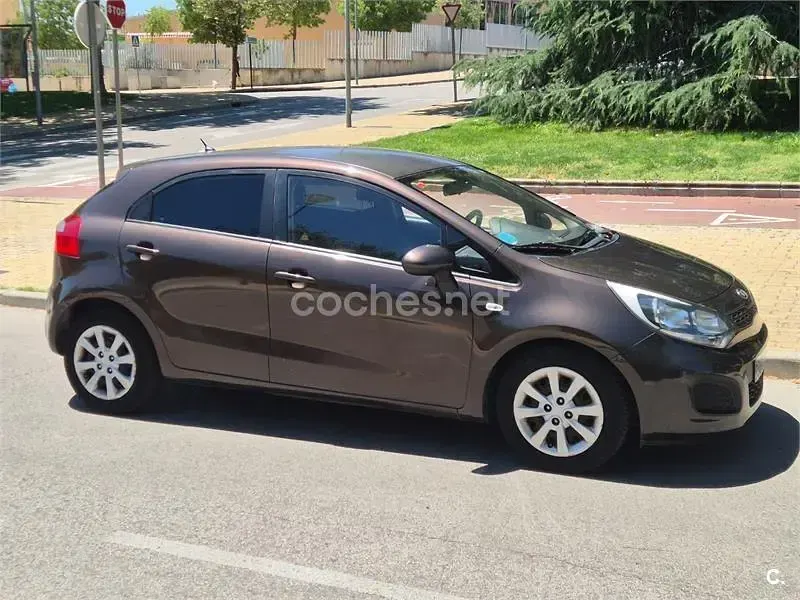 Usado Kia Rio 85 CV (62 kW) 2013 Marrón Berlina