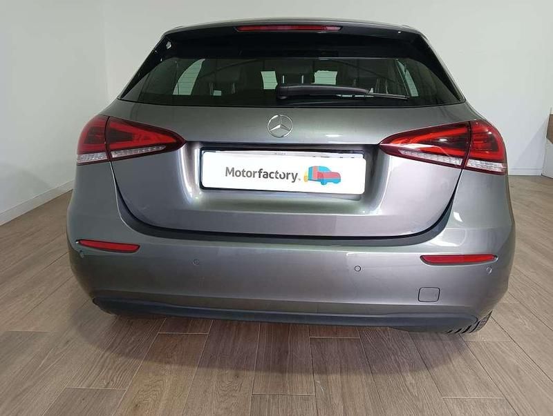 Usado Mercedes A180 116 CV (85 kW) 2022 Gris Utilitario