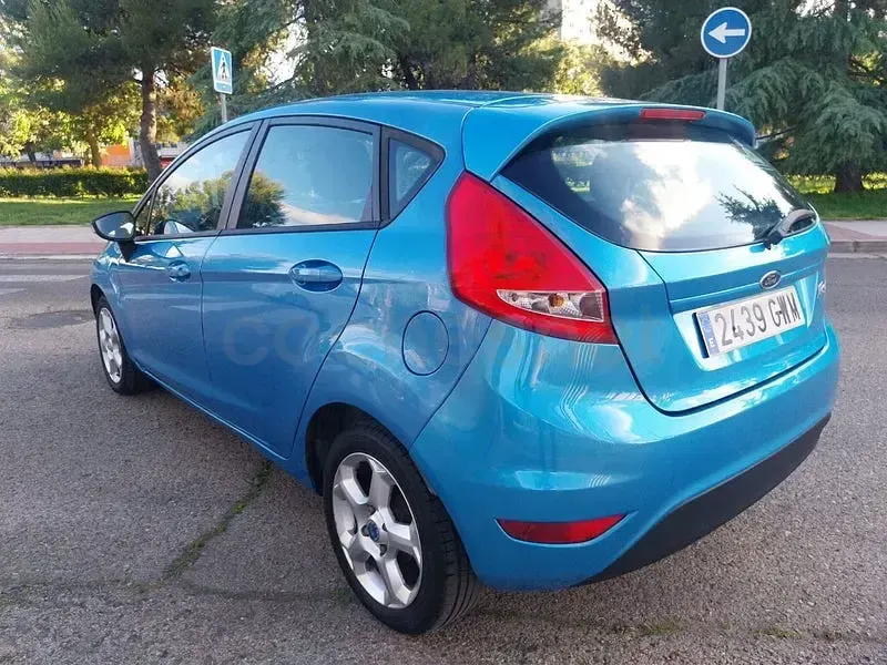 Usado Ford Fiesta Trend 82 CV (60 kW) 2010 Azul Berlina