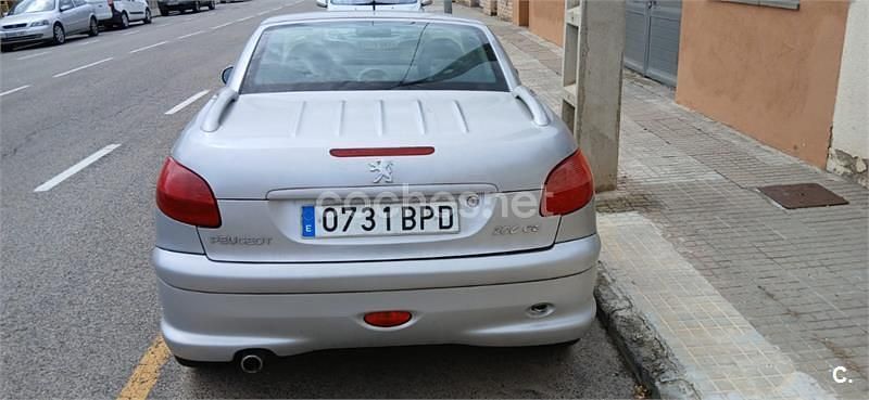 Usado Peugeot 206 110 CV (80 kW) 2001 Gris / plata Descapotable