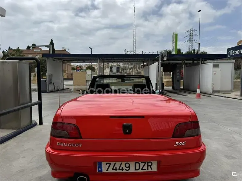 Usado Peugeot 306 Cabriolet 135 CV (99 kW) 1999 Rojo Descapotable
