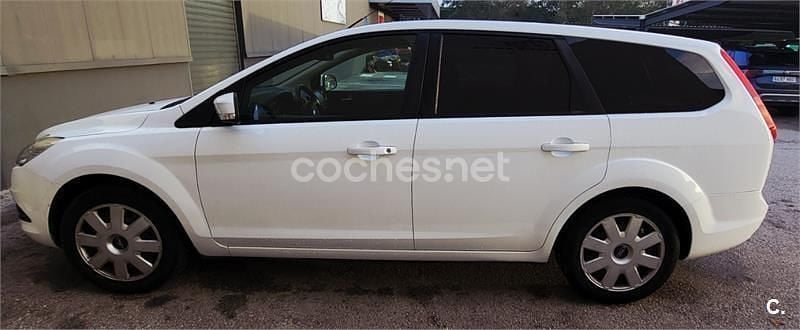Usado Ford Focus Trend 109 CV (80 kW) 2010 Blanco Familiar