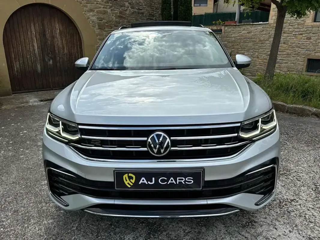 Usado VW Tiguan R-line 150 CV (110 kW) 2022 Gris / plata SUV