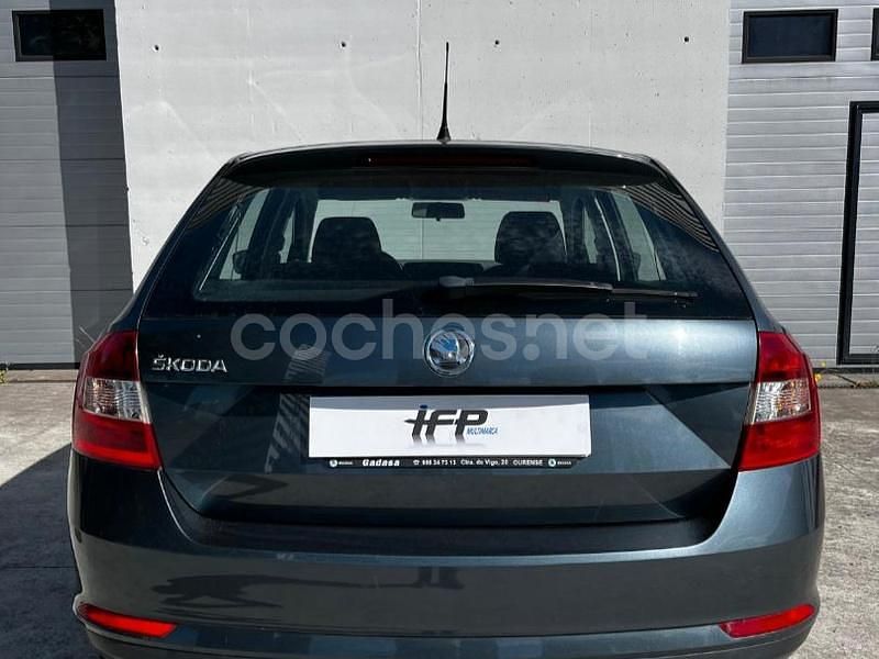 Usado Skoda Rapid Ambition 90 CV (66 kW) 2014 Gris / plata Berlina