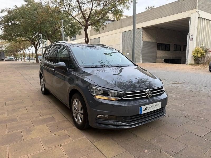 Usado VW Touran Advance 150 CV (110 kW) 2021 Gris / plata Monovolumen